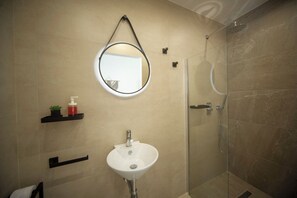 Shower, hair dryer, towels, soap - The Olive 3 - Traditional Maltese Accommodation - 2 bedrooms with ensuite (Birgu)