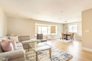 Comfort Double Room | Living area - 67 Alta Vista Way (Daly City)