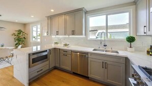 Oven, dishwasher, highchair - 67 Alta Vista Way (Daly City)