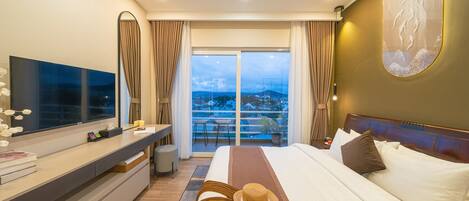 7 bedrooms, WiFi, bed sheets