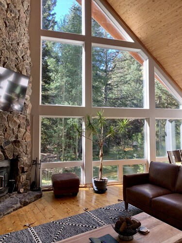 A River Front Mountain Luxury Cabin- Relaxing, Skiing, Rafting, Hot Tub, Sauna