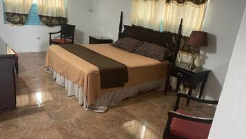 4 makuuhuonetta, silitysrauta/-lauta, ilmainen Wi-Fi, vuodevaatteet