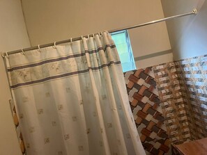 Ducha, secador de pelo, toallas y jabón