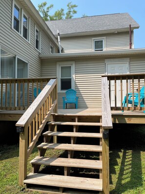Property grounds - Right off the strip within walking distance to all shops, bars & restaurants.  (Geneva-on-the-Lake)