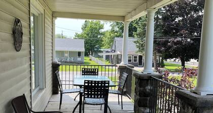 Right off the strip within walking distance to all shops, bars & restaurants.