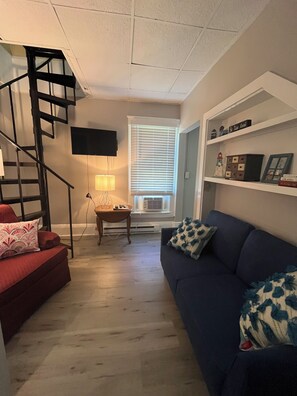 Smart TV - Right off the strip within walking distance to all shops, bars & restaurants.  (Geneva-on-the-Lake)