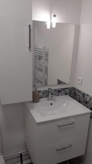 Shower, free toiletries, hair dryer, towels