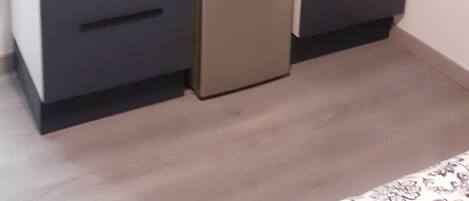 Réfrigérateur, plaque de cuisson, bouilloire électrique, grille-pain