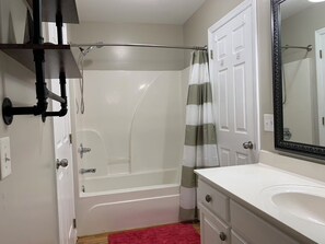 Hair dryer, towels, toilet paper - 400 YARDS TO BOAT RAMP, BOATING FAMILY FUN (Guntersville)