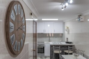 Frigorífico, microondas, horno y placa de cocina