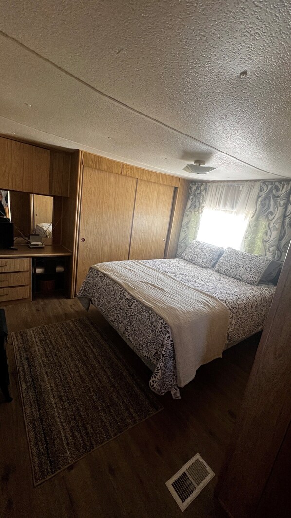 1 bedroom, bed sheets