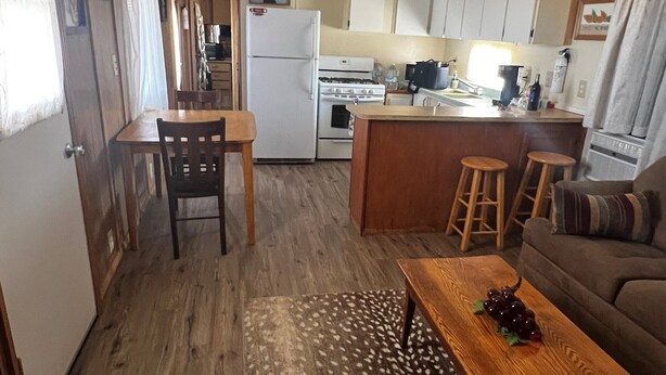 Un espacio habitable compacto con comedor, cocina y zona de estar.
