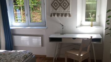 1 habitación, tabla de planchar con plancha, wifi y ropa de cama