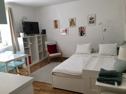 The Pasaret apartment is located in the green area of ​​Buda, in a quiet area.