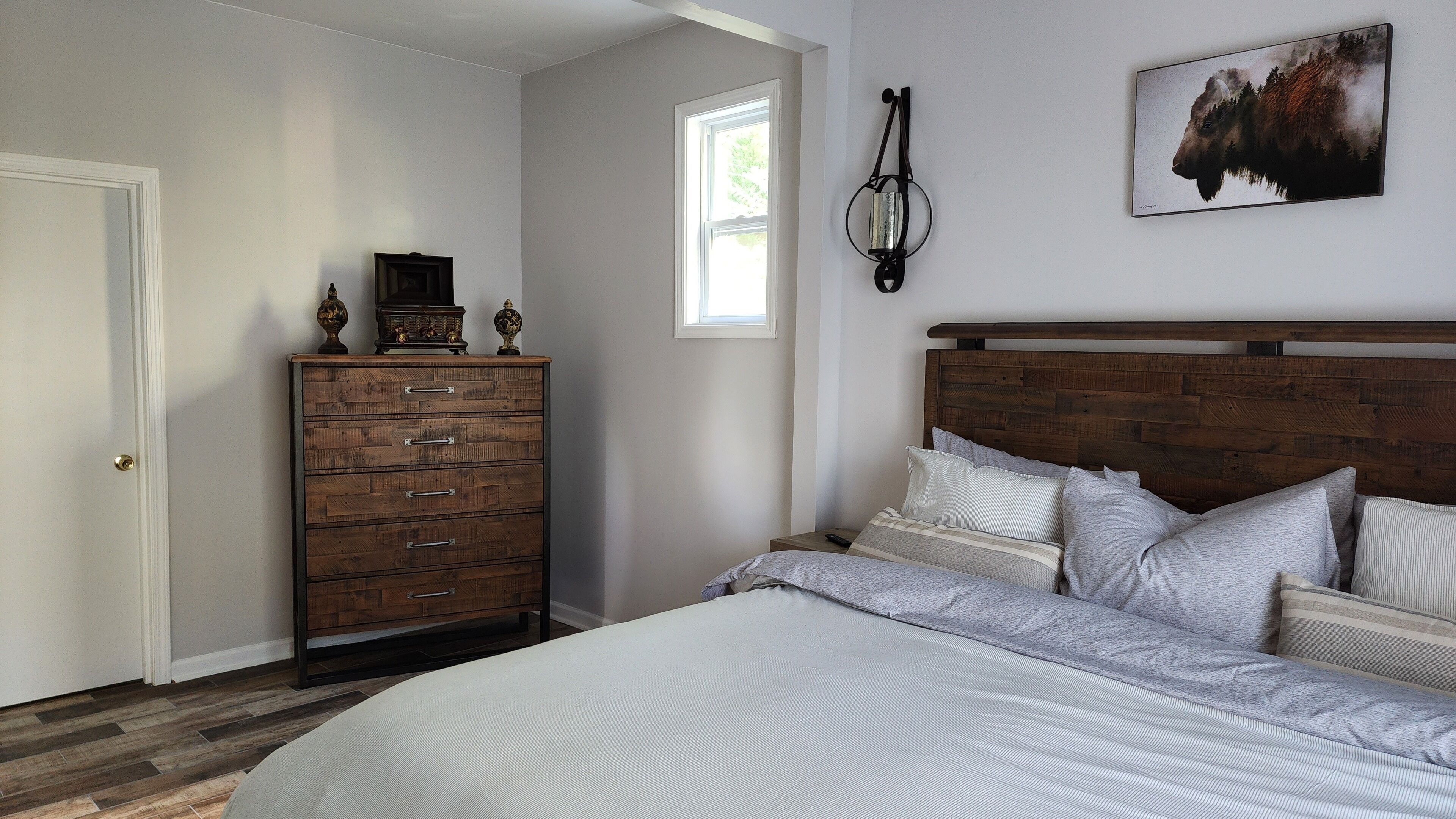 3 soverom, skrivebord, strykejern/-brett og wi-fi (inkludert)