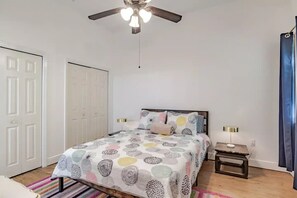 2 bedrooms, iron/ironing board, WiFi, bed sheets - Downtown Historic District Apartment Walking Distance to Everything Quiet Street (Mobile)