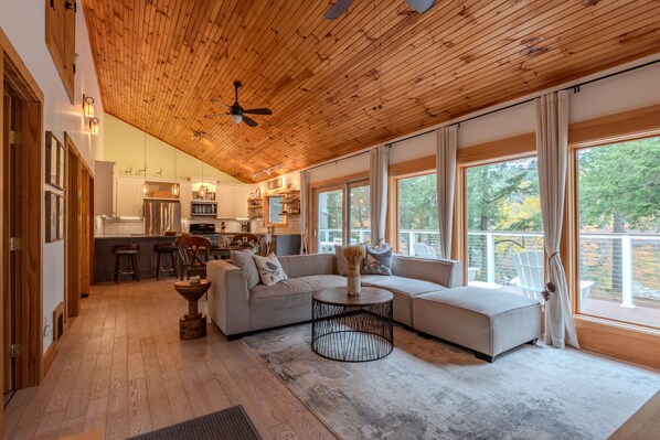 Älytelevisio, videopelejä, DVD-soitin, tietokoneen näyttö