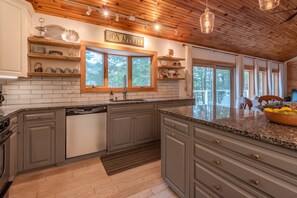 Kylskåp, mikrovågsugn, ugn och spishäll