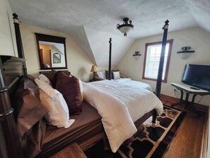4 bedrooms, desk, iron/ironing board, free WiFi