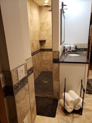 Douche, baignoire à jets, sèche-cheveux, serviettes fournies