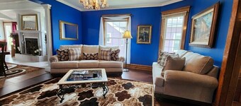 SLEEPS 12. Less than 1.5 blocks from the main intersections Downtown Ludington
