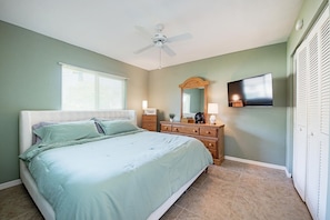 3 bedrooms, in-room safe, iron/ironing board, travel cot