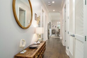 Interior - BAMA GAME HOUSE - ON THE STRIP ! LUXURY 3 BEDROOM CONDO - NEW LISTING. (Tuscaloosa)