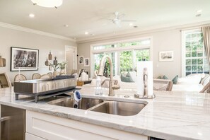 Interior - BAMA GAME HOUSE - ON THE STRIP ! LUXURY 3 BEDROOM CONDO - NEW LISTING. (Tuscaloosa)