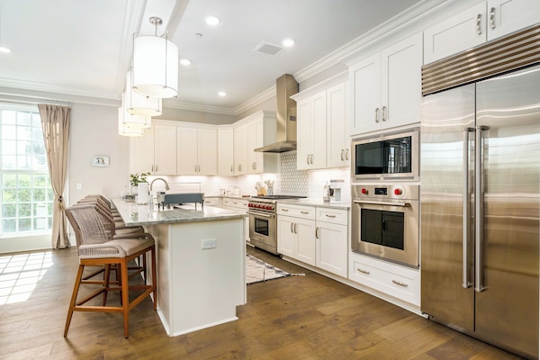 Frigorífic, microones, forn i placa de cuina