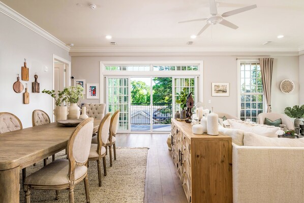 Dining - BAMA GAME HOUSE - ON THE STRIP ! LUXURY 3 BEDROOM CONDO - NEW LISTING. (Tuscaloosa)