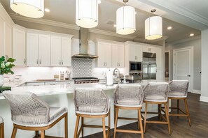 Fridge, microwave, oven, stovetop - BAMA GAME HOUSE - ON THE STRIP ! LUXURY 3 BEDROOM CONDO - NEW LISTING. (Tuscaloosa)