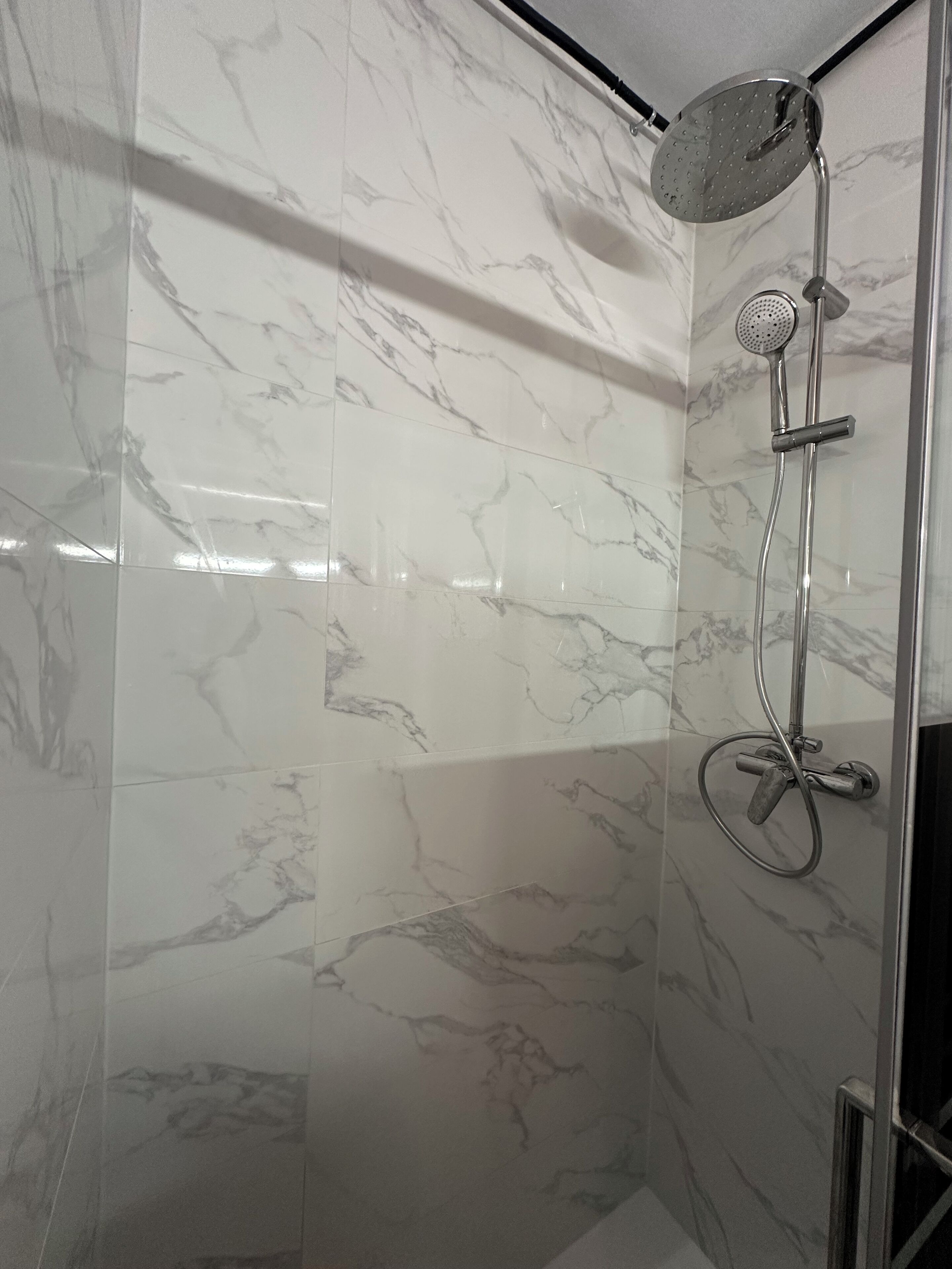 Doccia, asciugacapelli, asciugamani, sapone