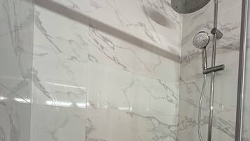 Douche, sĂšche-cheveux, serviettes fournies, savon