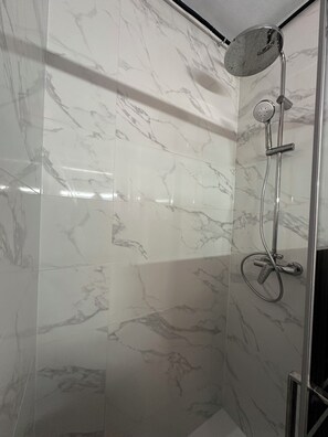 تجهيزات دش، مجففات شعر، مناشف، صابون