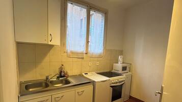 KĂŒhlschrank, Mikrowelle, Ofen, Herdplatte