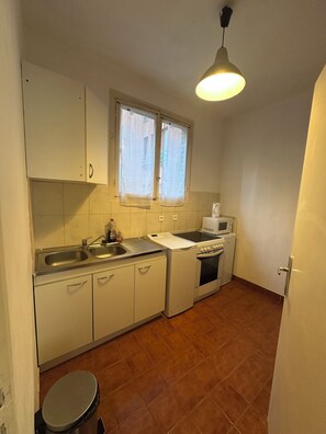 Frigorífico, microondas, horno y placa de cocina