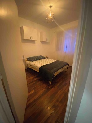 1 bedroom, desk, free WiFi, bed sheets