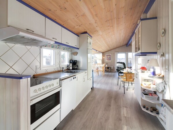 Fridge, microwave, dishwasher, cookware/dishes/utensils