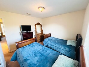 3 bedrooms, iron/ironing board, WiFi, bed sheets