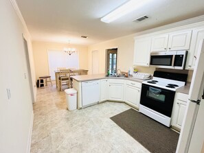 Micro-ondes, four, plaque de cuisson, lave-vaisselle