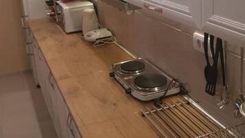Refrigerador, microondas, tetera eléctrica y tostadora