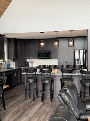 Réfrigérateur, four à micro-ondes, un four, surface de cuisson