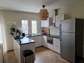 Fridge, oven, stovetop, dishwasher