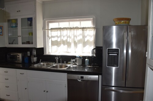4 bed 3 bath house in wine area near SF. Walk to town. Dog friendly PLV120240032