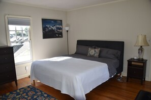 4 bedrooms, iron/ironing board, WiFi, bed sheets - 4 bed 3 bath house in wine area near SF. Walk to town. Dog friendly PLV120240032 (Petaluma)