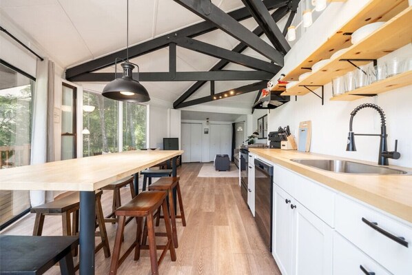 Frigorífico, microondas, horno y placa de cocina