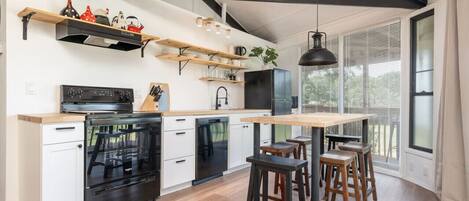 Réfrigérateur, micro-ondes, four, plaque de cuisson