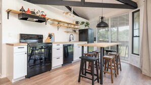 Private kitchen - Unique Octagon Home near Hot Springs (Hot Springs)
