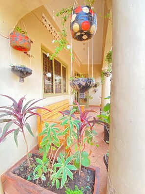 Exterior detail - Artistic Oasis Near Bahai Temple & Fashion Studio, Free Parking & Garden Retreat (Kampala)