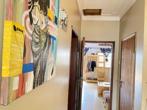 Interior - Artistic Oasis Near Bahai Temple & Fashion Studio, Free Parking & Garden Retreat (Kampala)